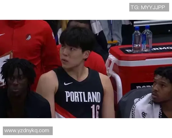 格兰特弧顶强投三分被撞倒仍稳稳命中展现惊人抗干扰能力 格兰特弧顶强投三分被撞倒仍稳稳命中展现惊人抗干扰能力