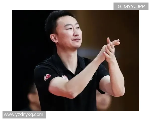 刘维伟为杨瀚森送上手写笔记本寓意深远体现俱乐部领导重托与期望 刘维伟为杨瀚森送上手写笔记本寓意深远体现俱乐部领导重托与期望